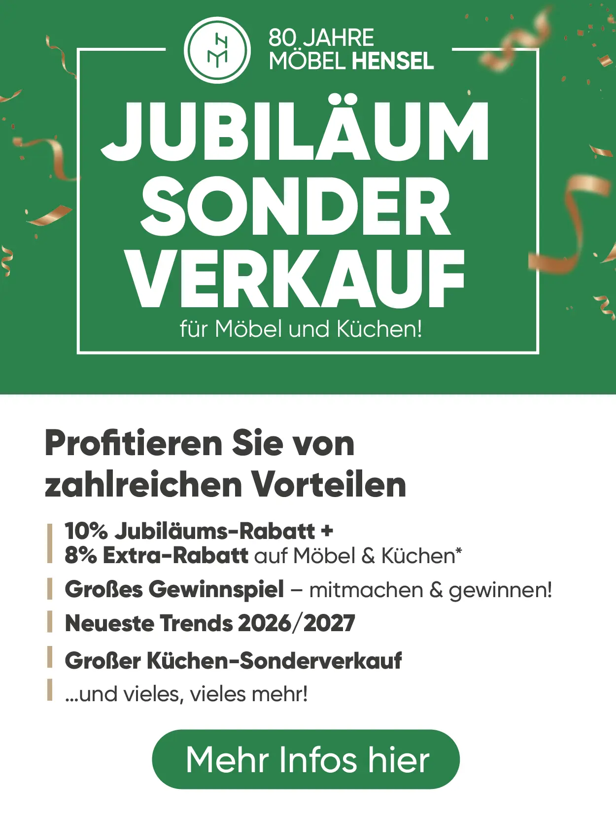 Offene Küche mit L förmiger Insel und beleuchteten Regalen, rechts Holztisch mit zwei Ledersesseln, hinten Sitzgruppe vor grosser Fensterfront.
